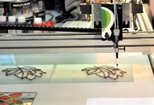 Скоро. Станок для нанесения объемного рисунка на стекло.