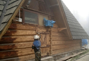 Очистка деревянного дома пескоструем