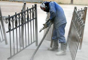 Очистка оград и заборов от ржавчины методом пескоструйной обработки