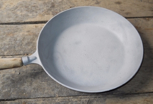 Очистка сковородки пескоструем