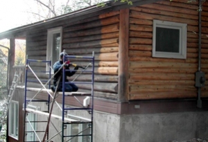 Очистка фасада деревянного дома методом пескоструя
