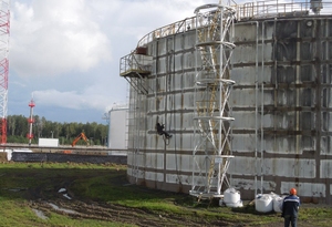 Пескоструйная очистка резервуаров