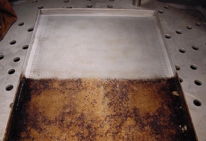 Удаление жира и гари на подносе