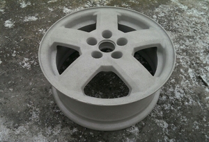 Очистка литого диска от старой краски