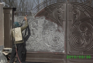 Чистка ворот пескоструем