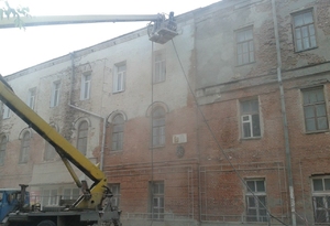 Пескоструйная очистка стен кирпичного здания
