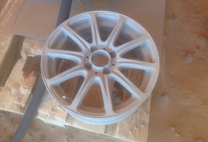 Очистка литого диска от коррозии и окалины