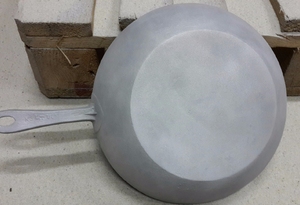 Очистка сковородки пескоструем