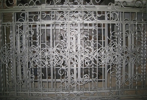 Чистка оград и решеток от коррозии и старой краски