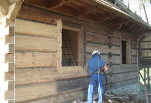 Чистка брусчастого дома пескоструем в Сургуте