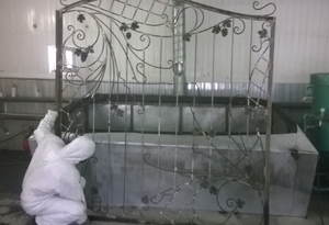 Чистка ворот от ржавчины