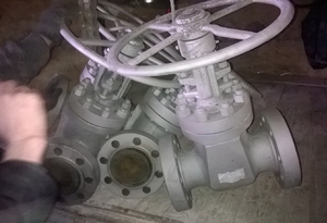 Чистка нефтяных задвижек пескоструем