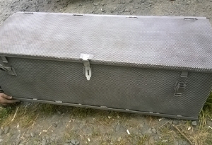 Пескоструйная очистка старого железного сундука