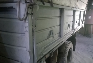 Снятие старой краски с грузового автомобиля