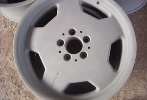 Чистка дисков автомобилей представительского класса. Удаление хрома и старой краски