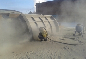 Чистка крупных деталей пескоструем