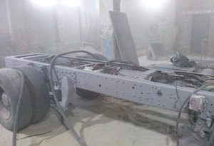 Пескоструйная очистка рамы грузового автомобиля